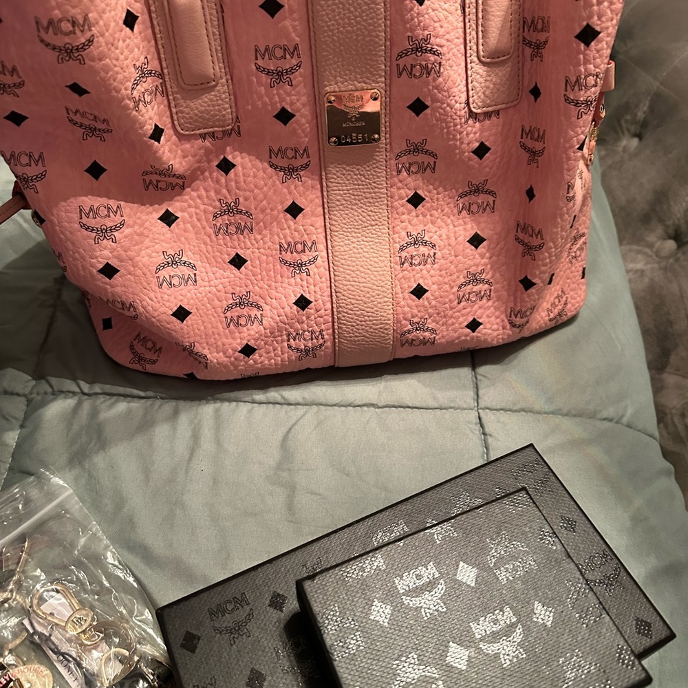 MCM medium Liz Shopper in Pink. - Picture 2 of 11
